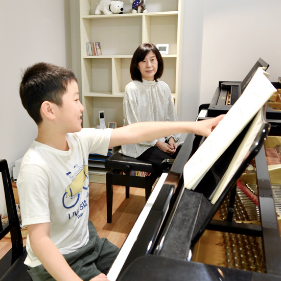ピアノレッスンを受ける男の子の写真